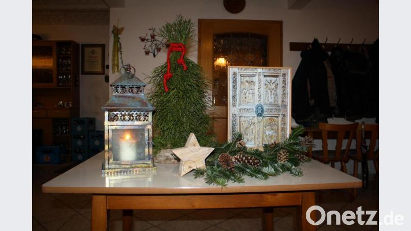 Tür, Licht und &quot;Zweiglein der Gottseligkeit&quot; sind Symbole, die im Liedtext &quot;Macht hoch die Tür&quot; vorkommen. Gemeinsam mit dem Weihnachtsstern schmücken sie den Lobersaal bei der Adventsfeier der kirchlichen Verbände Burkhardsreuth. Bild: bjp
