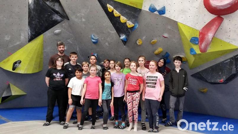 Die Arbeitsgruppe Klettern mit ihrem Lehrer Thomas Ott. Bild: jma