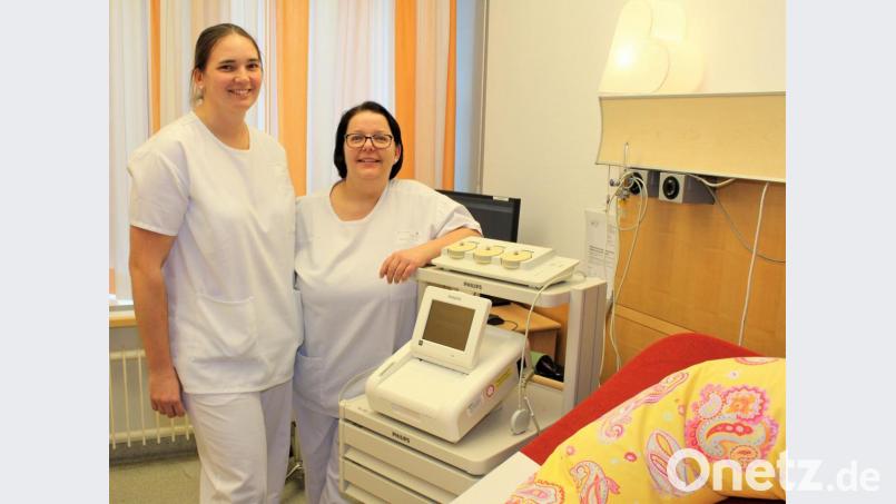 Julia Witt (links) und Marlene Groschopp arbeiten als Hebammen im Klinikum Weiden. Bild: m