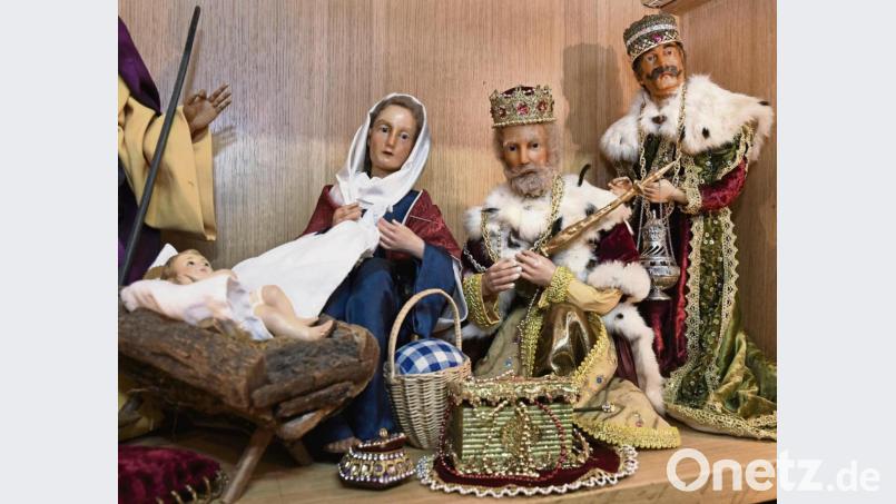 Höhepunkt der Krippen-Darstellungen auf dem Mariahilfberg ist natürlich Jesu Geburt. Im Schrank ist diese Szene schon das ganze Jahr über zusammengestellt – Maria mit dem Kind und zweien der heiligen drei Könige mit ihren prächtigen Gewändern. Bild: Petra Hartl
