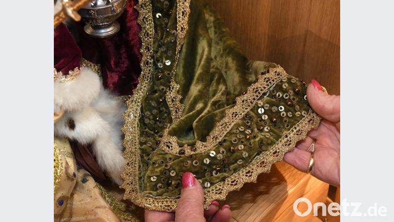 Alles Handarbeit: An den prächtigen Gewändern der drei Könige sind die goldenen Borten, ist jede Paillette einzeln von Hand aufgenäht. Bild: Petra Hartl