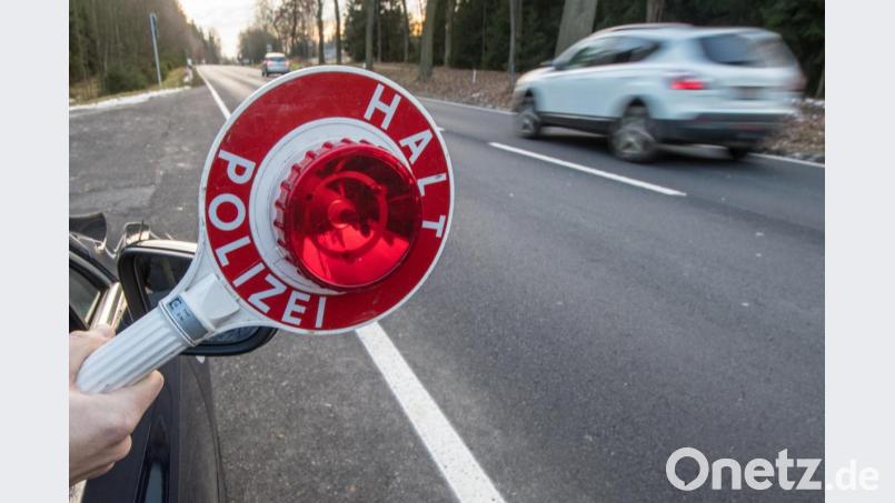 Eine Person hält eine Polizeikelle am Rand einer Fahrbahn. Foto: Armin Weigel/dpa/Archivbild Bild: Armin Weigel