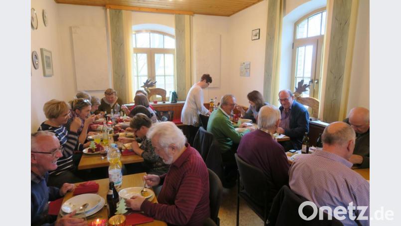 Die Ehrenamtlichen der Nachbarschaftshilfe ließen sich das Weihnachtsessen im Kolpingsheim Ursensollen schmecken. Bild: ua