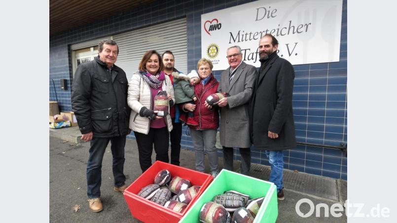 Über dieses Geschenk waren Tafel-Vorsitzende Nicole Fürst (Zweite von links) und Tafel-Leiterin Anni Riedl mit Enkelin Mia sehr glücklich. Franz Göhl, Riccardo Neitz, Präsident Albert Saller und Dominik Neitz (von links) vom Lions-Club Tirschenreuth brachten zwei Kisten gefrorene Enten vorbei. Bild: ubb