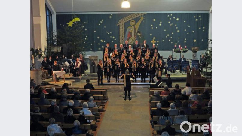 Der gemischte Chor der katholischen Pfarrei Altenstadt unter der Leitung von Marina Gmeiner, die Klarinettenmusi Neustadt(links) und das Ensemble Cantabile (rechts) erfreuten die vielen Besucher in der Pfarrkirche. Bild: adj