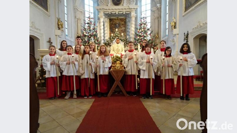 Den weihnachtlichen Festgottesdienst feierte am ersten Weihnachtstag Pfarrvikar Pater Robin Joseph Bild: hm