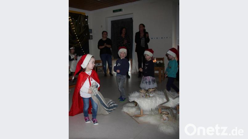 Die Buben und Mädchen erinnerten mit einem Spiel an das Weihnachtsfest. Bild: wro