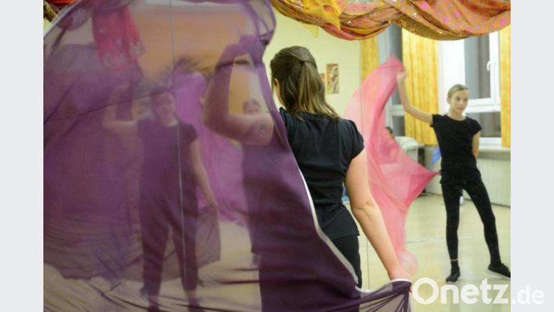 Mit Bauchtanztüchern wirbeln die Kinder durch den Raum im Bürgerhaus. Bild: Gabi Schönberger