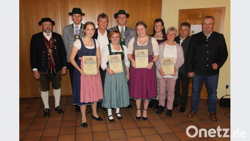 Die geehrten Mitglieder mit den Ehrengästen. Bild: ral