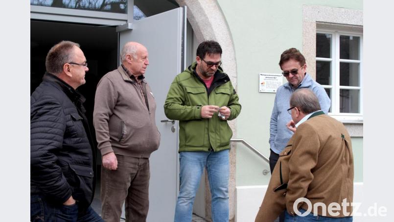 Helmut Thoma, Hausmeister Lothar Wameser, Kommunal-GmbH-Geschäftsführer Christian Grödl, Siegfried Thoma aus Amerika und Bürgermeister Alfred Stier (von links). Bild: sfo