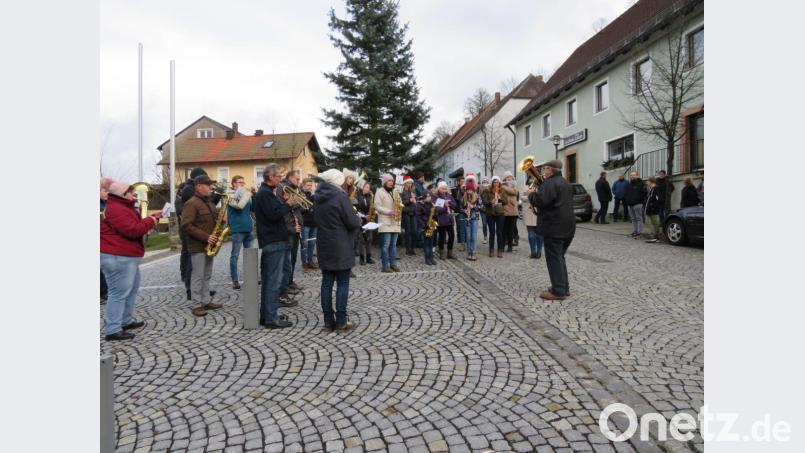 Unter dem Weihnachtsbaum vor dem Benefizium erklangen die ersten Töne beim Weihnachtsanblasen. Bild: adj