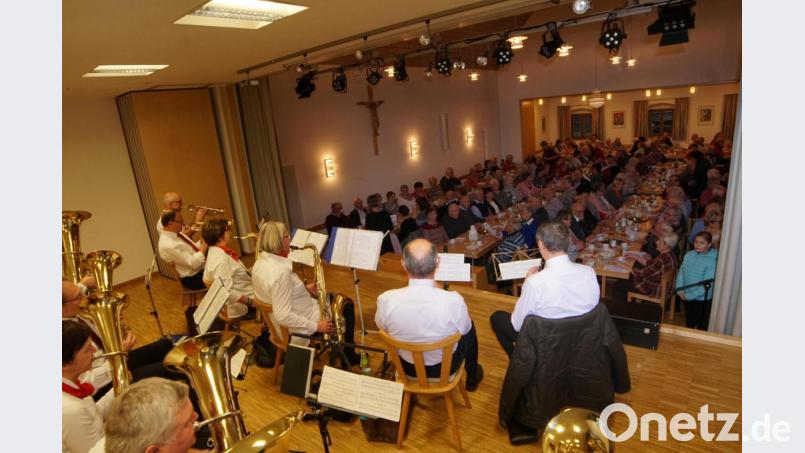 Das EOF spielte und der ganze Saal sang bekannte und beliebte Weihnachtslieder. Bild: nib