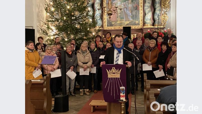 Gemeinschaftschor mit Begrüßung durch Chorleiter und Organisator Thomas Pirner Bild: gut