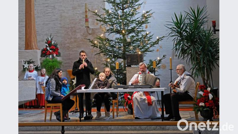 Zum Abschluss des Gottesdienstes kommen auch die Kinder dazu. Pfarrer Markus Ertl begleitet mit seiner Familie das von allen gemeinsam gesungene &quot;Stille Nacht&quot;. Bild: twi