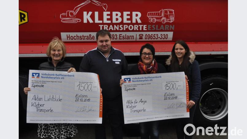 &quot;Lichtblicke&quot;-Schirmherrin Elisabeth Wittmann (links) ist traditionell in der Vorweihnachtszeit bei Unternehmer Johannes Kleber zu Gast, um eine finanzielle Zuwendung für die Hilfsaktion der Oberpfalz-Medien abzuholen. Heuer reiht sich auch Bettina Bauer (Zweite von rechts) in den Spendenreigen ein, die das Geld für die Organisation &quot;Hilfe für Anja&quot; bekommt. Auszubildende Verena Schmid (rechts) durfte die großzügigen Spendenschecks mit überreichen. Bild: dob