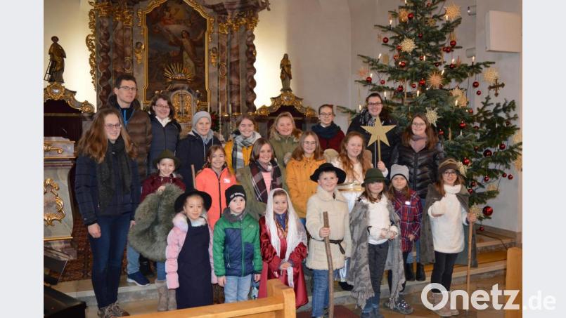 Die Darsteller und Mitwirkenden des Krippenspiels in Muschenried. Bild: bej