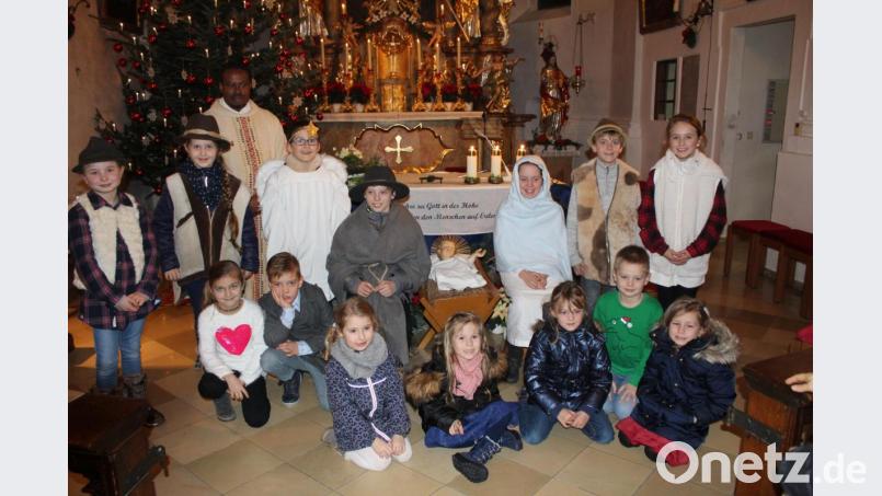 Die Kommunionkinder und der Kinderchor gestalteten die eindrucksvolle Kinderchristmette mit. Bild: soj