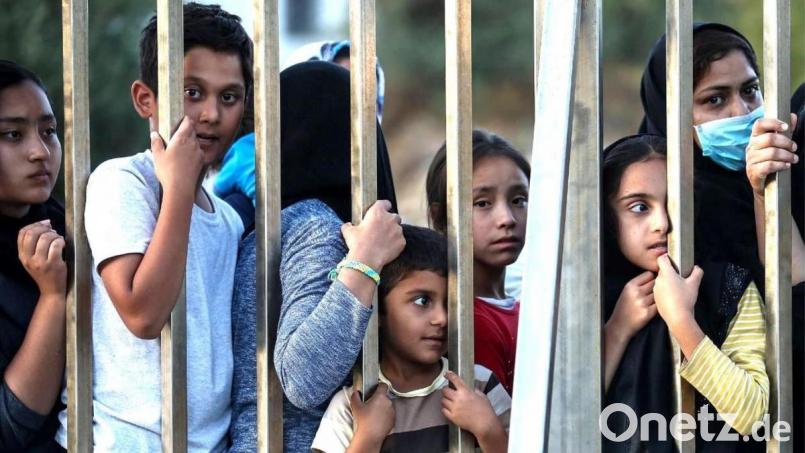 Die Initiative Space-Eye sammelt Winterkleidung und Wärmendes für die Flüchtlingskinder auf der griechischen Insel Samos. Die dramatischen Unterkunftszustände der Geflüchteten haben den Amberger Tom Scheimer bewogen, ebenfalls möglichst einen Transporter mit Soforthilfe voll zu machen. Bild: exb