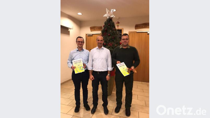 Von ihrem Chef Franz Wilhelm (Mitte) wurden Roland Forster (links) für 25 Jahre Firmenzugehörigkeit und Reinhard Meier (rechts) für zehn Jahre geehrt. Bild: exb
