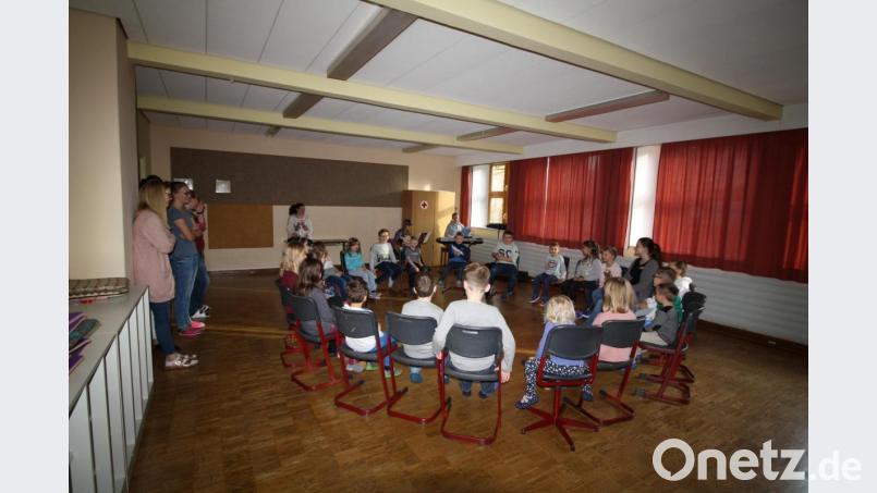&quot;Schneeflöckchen, Weißröckchen, komm zu uns ins Tal&quot;: Den musikalischen Heiligabendwunsch der Kinder erfüllte der Himmel über Trabitz leider nicht. Dem Vergnügen beim gemeinsamen Singen und Spielen tat das allerdings keinen Abbruch. Bild: bjp