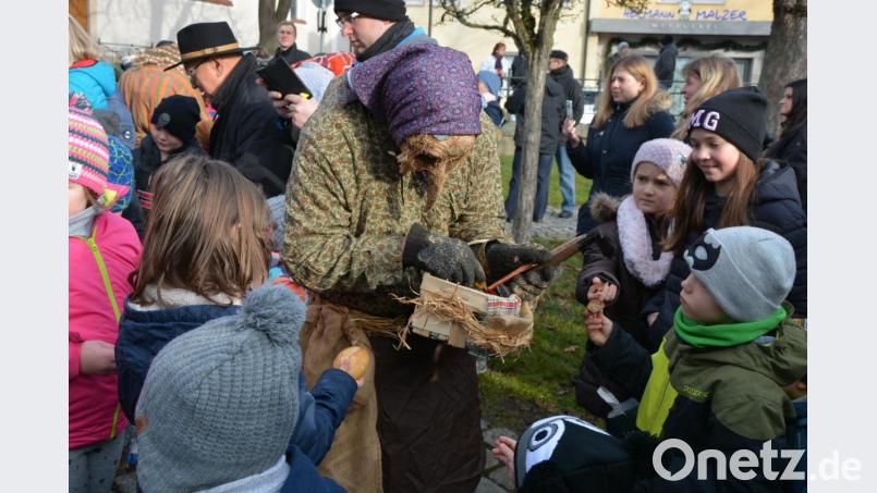 Acht bunt gekleidete Spechten bevölkerten am Mittag des Heiligabends den Therese-Neumann-Platz. Die Kinder hatten Brotreste mitgebracht, dafür gab es im Gegenzug Süßes. Schon seit Jahrzehnten wird diese Tradition in Konnersreuth gepflegt. Bild: jr