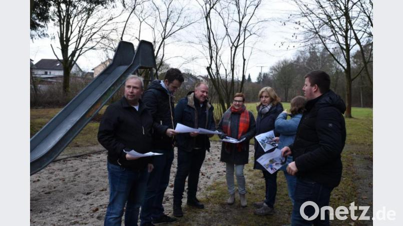 Die CSU will den Spielplatz beim Bürgerwald aufwerten (von links): Matthias Rackwitz, Michael Reindl, CSU-Ortsvorsitzender Marcus Eichenmüller, Monika Epp, Lissy Kraus, Manuela Fronhofer und Thomas Hottner. Bild: nag