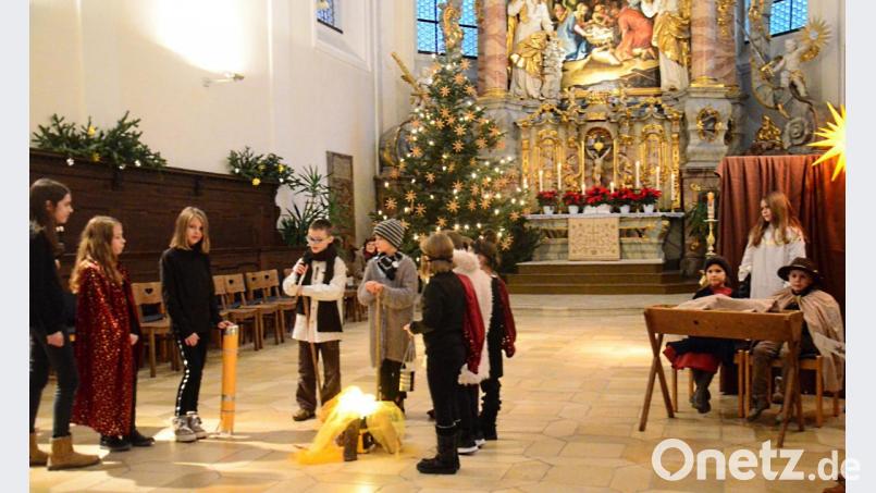 Beim modernen Krippenspiel in St. Michael wurden die Heiligen Drei Könige von einer Räuberbande überfallen. Bild: Kunz