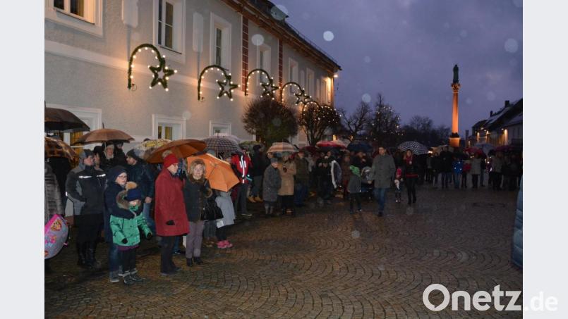Trotz Nieselregens lauschten viele Mitterteicher der musikalischen Einstimmung. Regenschirme waren Trumpf an Heiligabend. Bild: jr