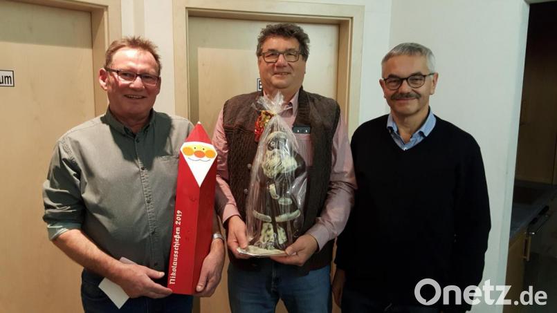 Edelweiß-Schützenmeister Günter Heidl (rechts) gratuliert den Gewinnern Richard Schwarz (links) und Hubert Zeitler. Bild: vt