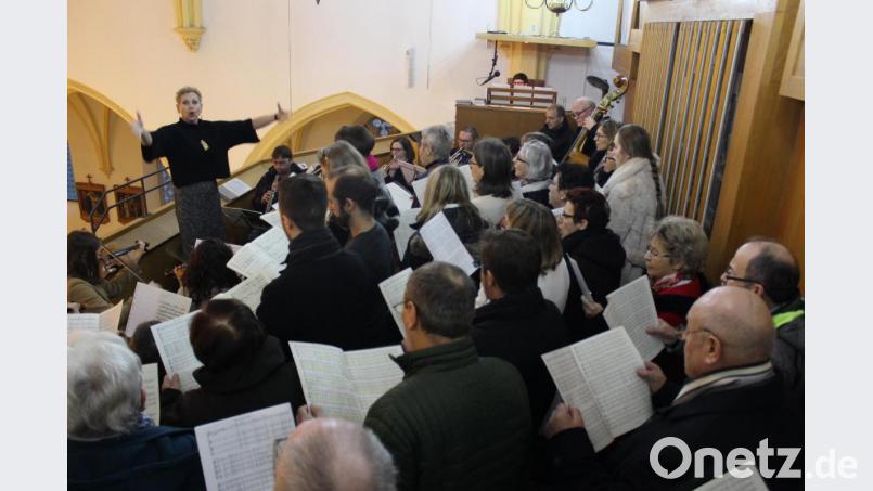 Chorleiterin Susanna Müssig-Wilczek hatte die musikalische Gesamtleitung beim Konzert in Rosenberg. Bild: mtm