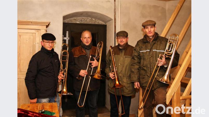 Vom Turm der katholischen Pfarrkirche erklang vor und nach der Christmette Musik der Erbendorfer Turmbläser. Auf dem Bild die Turmbläser im "Türmer-Stüberl" mit (von links) Werner Hederer, Jochen Neumann, Markus Schreiber und Dr. Markus Ringer. Bild: njn