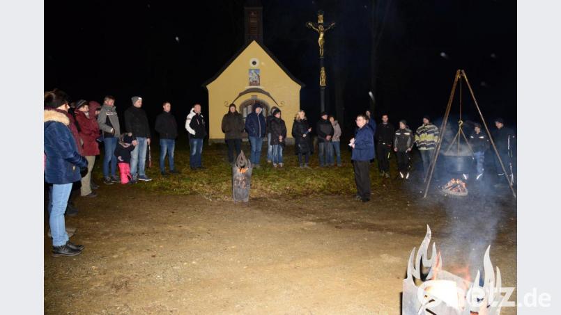 Die Katholische Jugend hat zur Waldweihnacht an die Haberstumpfkapelle eingeladen. Bild: bey