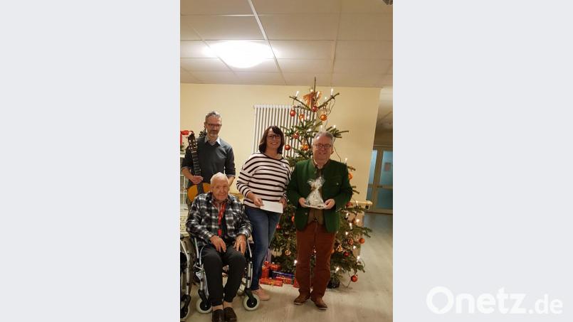 Monika Forster bedankte sich bei Bürgermeister Toni Dutz (rechts) für die Spende, bei Thomas Plank (links) und seinem Ensemble für das Weihnachtskonzert. Bild: exb