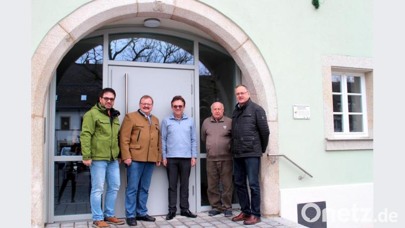 Kommunal-GmbH Geschäftsführer Christian Grödl, Bürgermeister Alfred Stier, Siegfried Thoma aus Amerika, Hausmeister Lothar Wameser und Helmut Thoma (von links) vor dem Mehrgenerationenhaus &quot;Schwarzer Bär&quot; in Bärnau. Bild: sfo