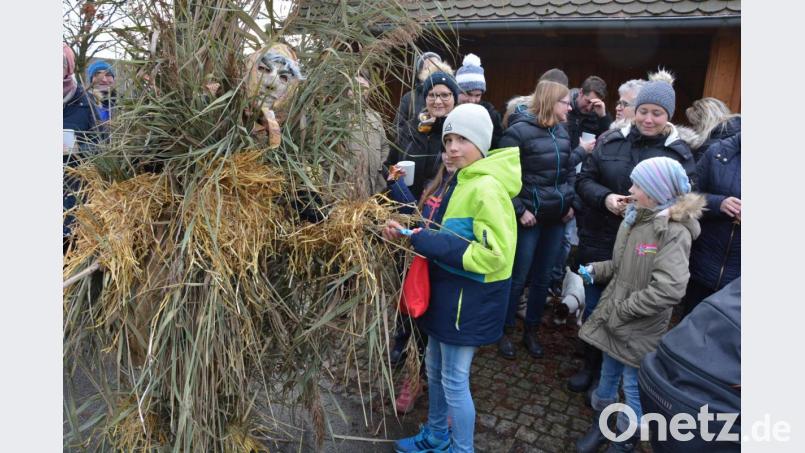 Drei furchteinflößende Spechten machten Heiligabend um die Mittagszeit Pleußen unsicher. Die Dorfbewohner wurden mit wilden Sprüchen, Sicheln, Sensen und Wetzsteinen konfrontiert. Bild: jr