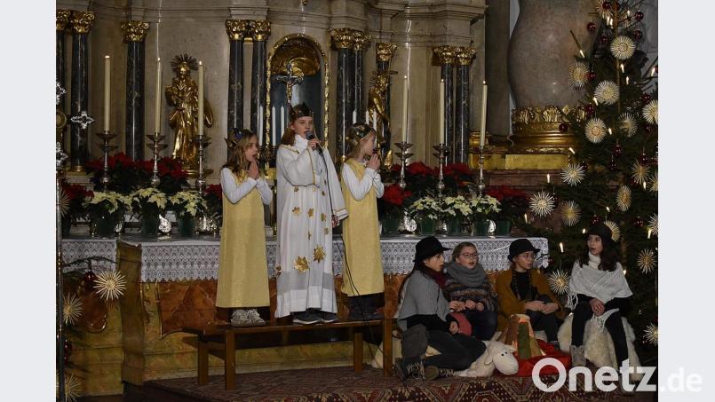 Die Engel brachten ihre gesungene Botschaft zu den Hirten. Die Darsteller aus dem Kinder- und Jugendchor gestalteten ihre Rollen mit im Krippenspiel mit melodiösen Liedern. Bild: sck