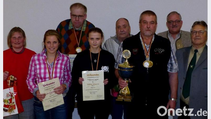 Schützenmeisterin Claudia Schreglmann (links) und ihr Stellvertreter Dieter Pommeranz (rechts) zeichnen die erfolgreichen Schützen des Jahres 2019 aus. Hierzu zählten Franziska Götz, Albert Schreglmann, Nadine Banasch und Klaus Steinrück (Mitte, von links). Mit vier Auszeichnungen ist Dietmar Banasch (Dritter von rechts) am erfolgreichsten. Zu den Gratulanten zählt auch Bürgermeister Gerhard Löckler (Zweiter von rechts.) Bild: lgc