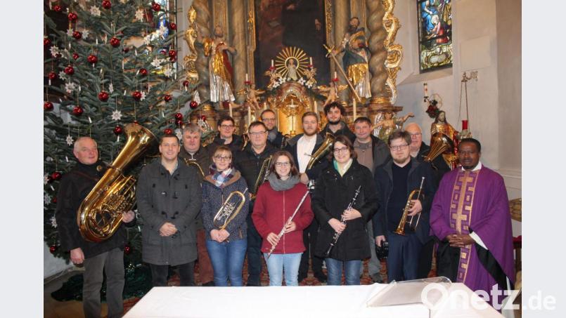 Unter Leitung von Johannes Prechtl (Zweiter von links) war in der Pfarrkirche St. Ägidius das Weihnachtskonzert ein großartiges Erlebnis. Bild: soj