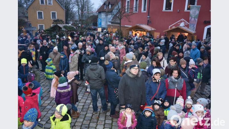 Eine große Menschenmenge war auf den Therese-Neumann-Platz gekommen, wo das traditionelle Singen und Musizieren unterem Christbaum stattfand. Bild: jr
