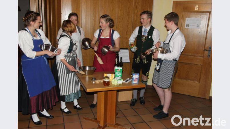 Etwas besonderes ließ sich die Jugendgruppe des Trachtenvereins einfallen. Die &quot;Weihnachtsbäckerei&quot; gefiel den Gästen. Bild: ral