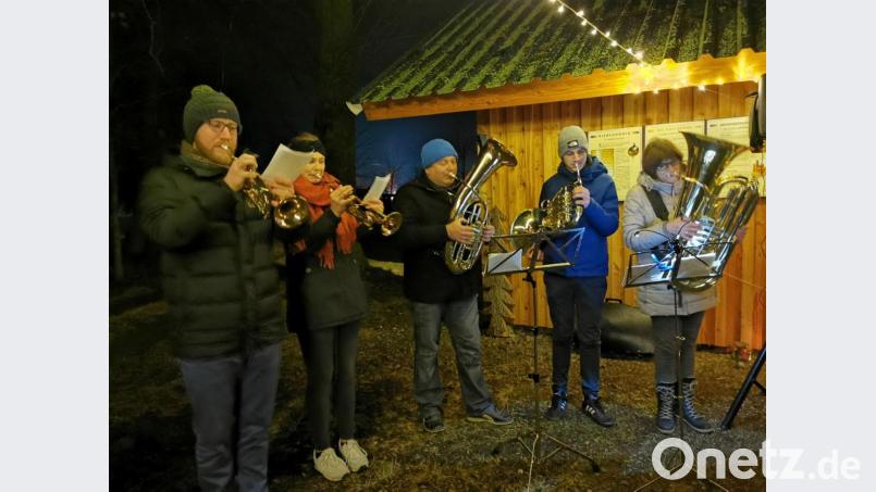 Die Weihnachtsbläser sorgen für weihnachtliche Stimmung. Bild: gz