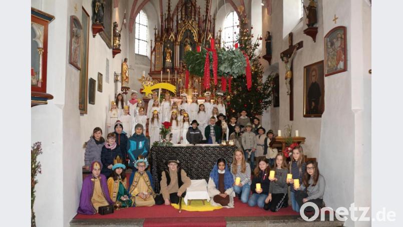 Eine große Kinderschar hatte sich für das Krippenspiel in Kastl gemeldet. Nur selten gibt es eine so große Anzahl der himmlischen Boten! Bild: rpp