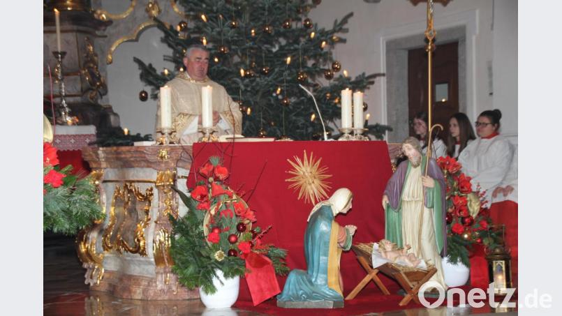 Vor dem Altar der Stadtpfarrkirche liegt das Jesuskind in der Krippe, flankiert von Maria und Josef. Die Christmette zelebrierte Stadtpfarrer Alfons Kaufmann. Bild: frd