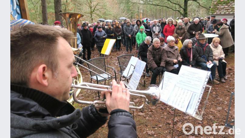 200 Teilnehmer fanden sich am Heiligen Abend zur Marterlandacht im Taxöldener Forst ein, bei der Schwarzenfelder Bläser weihnachtliche Musik erklingen ließen. Bild: Hirsch