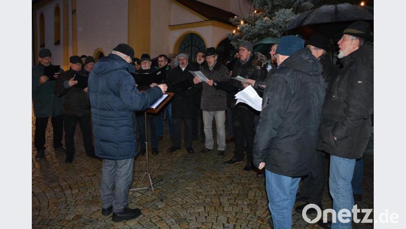 Der Männergesangverein, Leitung Eduard Bauer, eröffnete die musikalische Einstimmung auf das Weihnachtsfest. Bild: jr