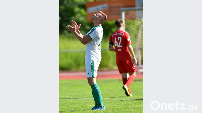 Der Gebenbacher Stürmer Marco Seifert ärgert sich nach einer vergebenen Chance im Relegationsspiel beim TSV 1860 Rosenheim (1:1). Die DJK Gebenbach verpasste nach vier Relegationsspielen den Aufstieg in die Regionalliga. Bild: A. Schwarzmeier