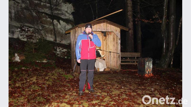 Bergwacht-Bereitschaftsleiter Wolfgang Hartung freute sich, dass die Waldweihnacht – „in familiärem Rahmen“ – erneut stattfinden konnte. Bild: wro