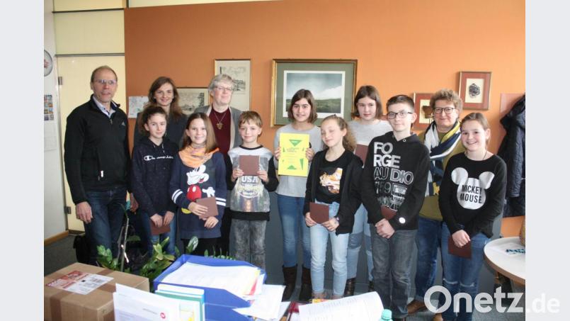 Mira Zimmermann (Bildmitte) wurde Schulsiegerin beim Vorlesewettbewerb 2019 am Ortenburg-Gymnasium. Auf dem Bild sind auch alle übrigen Teilnehmer mit den organisierenden Lehrkräften und Schulleiter Ludwig Pfeiffer (links). Bild: lg