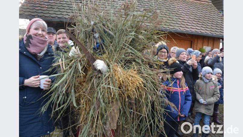 Drei furchteinflößende Spechten machten Heiligabend um die Mittagszeit Pleußen unsicher. Die Dorfbewohner wurden mit wilden Sprüchen, Sicheln, Sensen und Wetzsteinen konfrontiert. Bild: jr