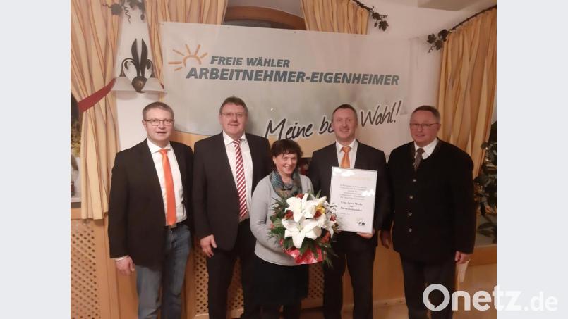 Als Dank für ihr herausragendes Engagement bei der Wählergemeinschaft Arbeitnehmer-Eigenheimer wurde Agnes Mielke zur Ehrenvorsitzenden ernannt. Ihr gratulierten (von links) stellvertretender Landesvorsitzender Hans-Martin Grötsch, Bürgermeister Hans-Martin Schertl, Vorsitzender Markus Schertl und 3. Bürgermeister Heinrich Ruppert. Bild: Stefanie Gradl